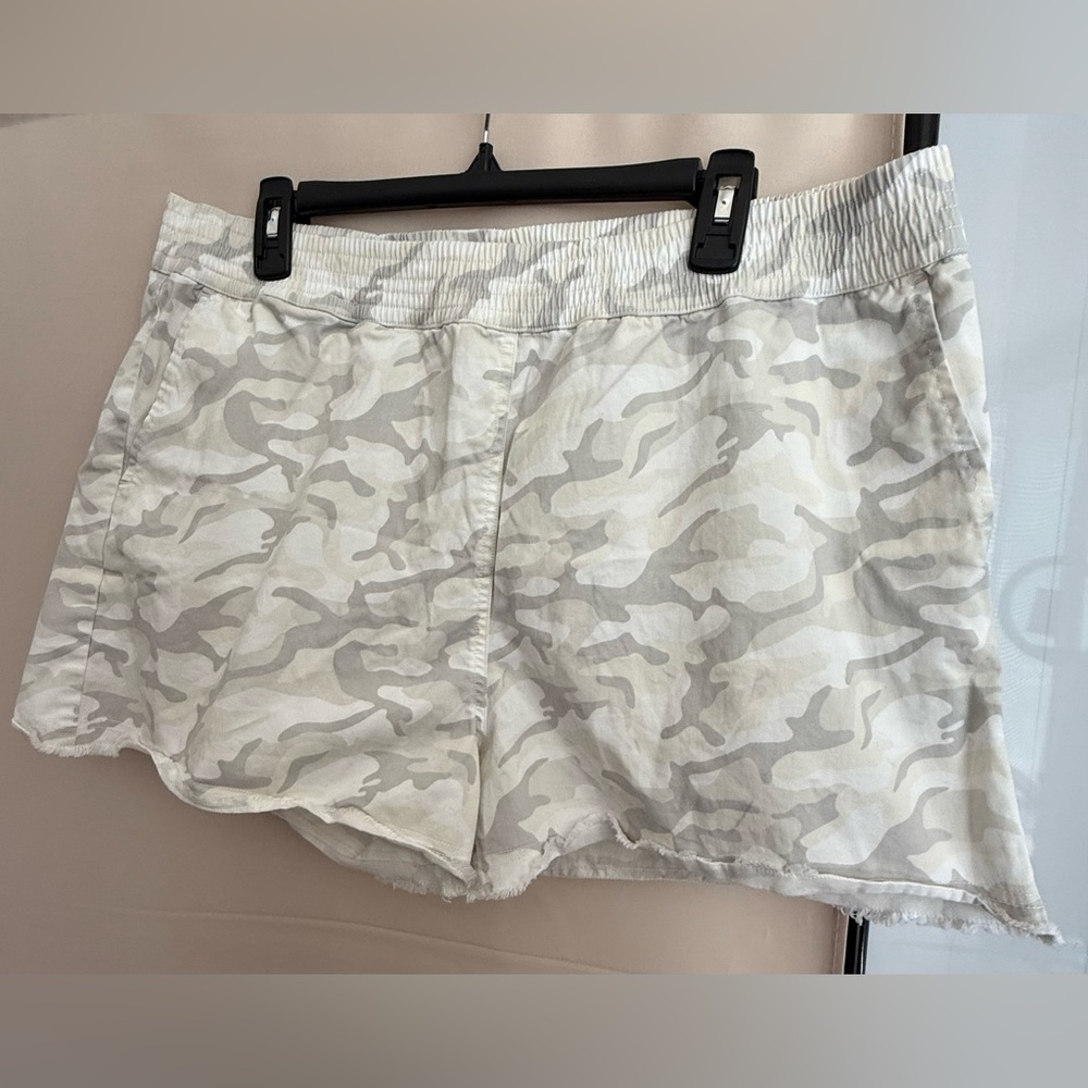 Vineyard Vines Brand Women's Pull On Everyday Shorts In Camo Pina Colada.  Large